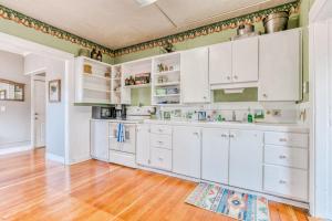 A kitchen or kitchenette at Mount Hood Vista