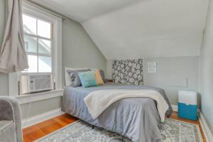 een kleine slaapkamer met een bed en een raam bij Mount Hood Vista in Parkdale