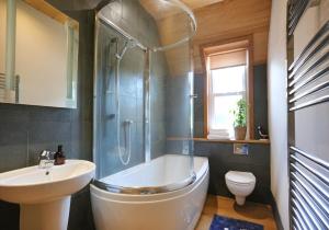 y baño con bañera, lavabo y aseo. en East Road Apartment en North Berwick