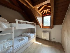Ein Bett oder Betten in einem Zimmer der Unterkunft BPIRINEOS-Aigualluts