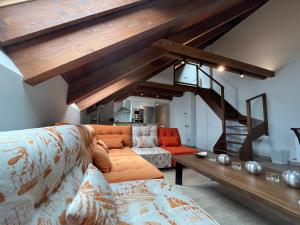 ein Wohnzimmer mit einer Couch und einer Treppe in der Unterkunft BPIRINEOS-Aigualluts in Benasque
