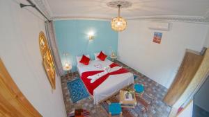 馬拉喀什的住宿－Riad Dar Yassine，卧室享有上方的景致,配有1张床