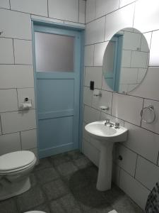 ein Badezimmer mit einem WC, einem Waschbecken und einem Spiegel in der Unterkunft casa de fin de semana in Termas de Río Hondo