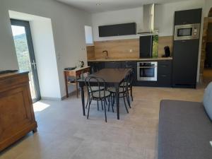 Kuchyňa alebo kuchynka v ubytovaní Jolie maison avec vue, dans bâtisse cévenole