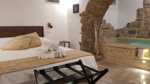 een slaapkamer met een bed en een zwembad bij Janara - Arco di Traiano in Benevento