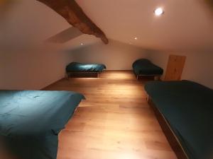 Posteľ alebo postele v izbe v ubytovaní Jolie maison avec vue, dans bâtisse cévenole