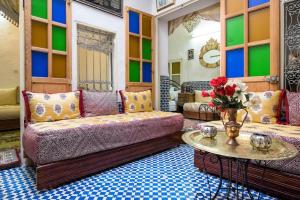 sala de estar con sofá y mesa en Dar Fatimazahra, en Fez