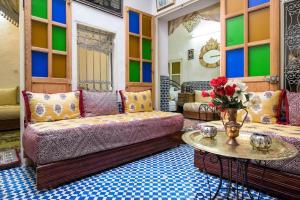 un soggiorno con divano e tavolo di Dar Fatimazahra a Fes