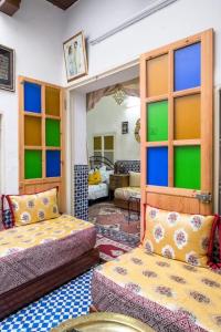 ein Wohnzimmer mit einem Sofa und Stühlen in einem Zimmer in der Unterkunft Dar Fatimazahra in Fès
