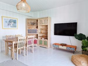 a living room with a table and a tv at DONA MARQUEZA - WiFi, AC, Praia & Centro Carvoeiro 350m in Carvoeiro