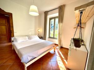 um quarto com uma cama e uma janela em [AvocadoHouse] Incredibile Appartamento Con Vista em San Pellegrino Terme