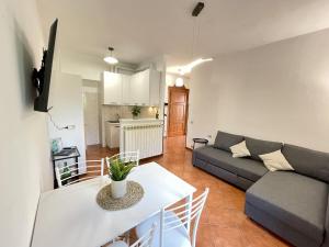 salon z kanapą i stołem w obiekcie [AvocadoHouse] Incredibile Appartamento Con Vista w mieście San Pellegrino Terme