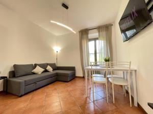 salon z kanapą i stołem w obiekcie AvocadoHouse3 QCview w mieście San Pellegrino Terme