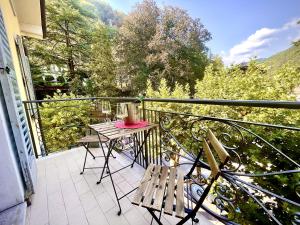 balcón con mesa y sillas en [AvocadoHouse] Incredibile Appartamento Con Vista en San Pellegrino Terme