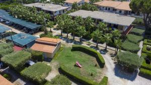 una vista aérea de un complejo con campo de golf en Il Calabriano Residence, en Zambrone