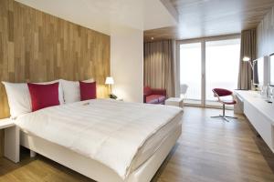 A bed or beds in a room at Revier Hotel Säntispark