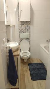 une petite salle de bain avec toilettes et lavabo dans l'établissement Mieszkanie, à Kołobrzeg