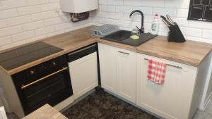 une cuisine avec un évier et une cuisinière dans l'établissement Mieszkanie, à Kołobrzeg 5 autres photos