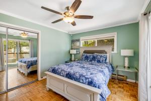 um quarto com uma cama e uma ventoinha de tecto em Oak Ridge Landing em Groveland