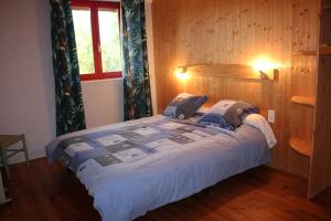 ein Schlafzimmer mit einem großen Bett in einem Zimmer in der Unterkunft Gîte Ranch Le Serpolet in Les Angles