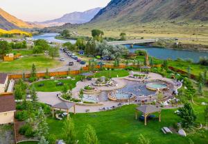 加德納的住宿－Yellowstone Hot Springs Resort，享有毗邻河流的公园的空中景致