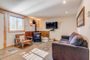 ein Wohnzimmer mit einem Sofa und einem Holzofen in der Unterkunft Tensleep B9 in Teton Village