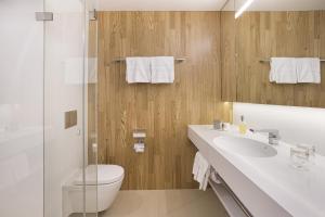 A bathroom at Revier Hotel Säntispark