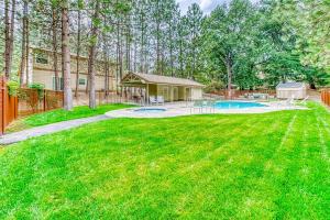 a yard with a pool and a house at Slide Creek Retreat in Bass Lake