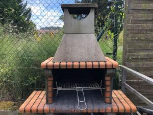 una parrilla en la parte superior de una terraza de madera en Etxe Txiki en Kortezubi (Urdaibai), 