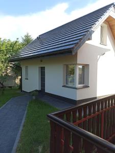una casa con techo solar en un balcón en Agroturystyka u Basi, en Wola Kalinowska