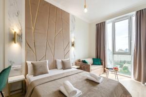 Habitación de hotel con cama grande y ventana en Modern new cozy apartment Kvartet Railway Station en Kiev