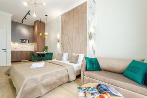 salon z 2 łóżkami i kanapą w obiekcie Modern new cozy apartment Kvartet Railway Station w Kijowie