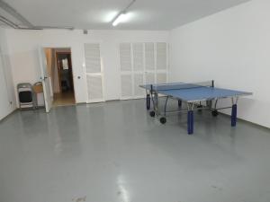 Stolní tenis v ubytování Bahía de les Bassetes nebo okolí