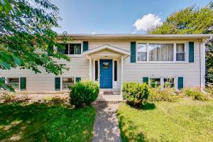 uma casa branca com uma porta azul em Green Knolls Haven em Rutland