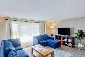 un soggiorno con divano blu e TV di Green Knolls Haven a Rutland