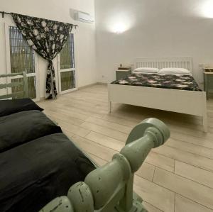 una camera con due letti e un manichino sul pavimento di Ciatu Miu a Noto