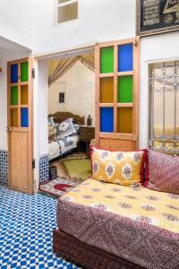 ein Wohnzimmer mit einem Sofa und ein Zimmer in der Unterkunft Dar Fatimazahra in Fès