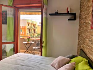 een slaapkamer met een bed en een balkon bij DomoMea - Angela in Quartu SantʼElena