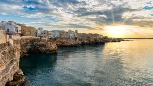 een uitzicht op een rivier in een stad met gebouwen bij Dimora 181 in Polignano a Mare
