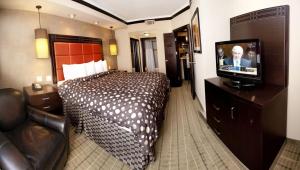 Habitación de hotel con cama y TV de pantalla plana. en Staybridge Suites DFW Airport North, an IHG Hotel, en Irving