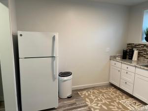 een witte koelkast in een keuken met een vuilnisbak bij The St Maries Inn in Saint Maries