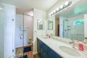 Heather Cove في Bumpass: حمام مع مغسلتين ودش