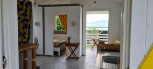 een woonkamer met een open haard en een balkon bij LES BUNGALOWS DE LOUISIANE in Saint-François +8 foto's