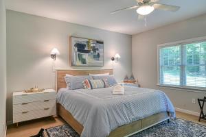 - une chambre avec un lit et un ventilateur de plafond dans l'établissement Swan Lake, à Bumpass