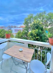 En balkon eller terrasse på Sunshine Central Apartment + 19 billeder