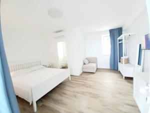 A bed or beds in a room at Dolce Dimora Charme Mare