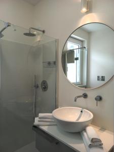 bagno con lavandino e specchio di Dolce Dimora Charme Mare a Marina di San Vito