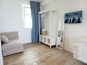 A television and/or entertainment centre at Dolce Dimora Charme Mare Még 34 kép