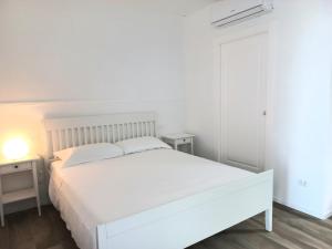 A bed or beds in a room at Dolce Dimora Charme Mare