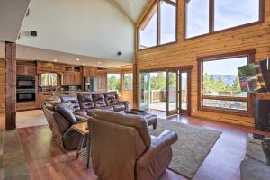 Et opholdsområde på Idaho Springs Cabin with Gorgeous Mtn Views!